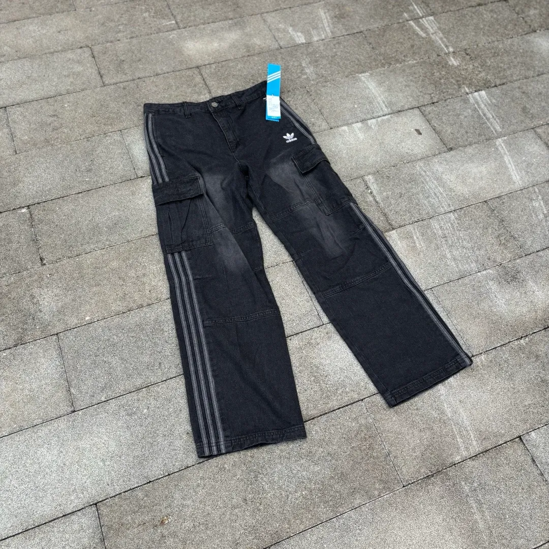 𝟭𝟬𝟰𝟵𝟲# Exclusive real shot/difference between various stolen pictures and online version on the market [𝗮𝗱𝗶𝗱𝗮𝘀 Clover three-stripe workwear embroidery𝗹𝗼𝗴𝗼 jeans] Retro cool ceiling, one pant to confer gods/Versatile men and women Same Style ✅Full set of 1:1 customized accessories ➕Customized three-label ➕𝗬𝘂𝗮𝗻 version hangtag ➕𝗹𝗼𝗴𝗼 packaging bag🔥 ➕Scan the tag to enter the official website. ✅Top Original version, ins Xiaohongshu Getwu Kuaishou and many bloggers wear it. 💥 Weld sports genes and workwear aesthetics together! This pair of clover pants can be worn all year round. ✅ Classic clover is full of DNA. The iconic three stripes + White clover logo on the side are full of retro feeling and full of recognition. At a glance, you can see the high-end feeling of Adidas, and the trendy identity is directly sealed. ✅ Workwear + denim double buff superposition, heavy denim fabric + three-dimensional large pocket workwear design, stiff and stylish without collapse, Wear-Resistant, with a retro feel as you wear it, and an American street feel. ✅ The fairy wide-leg version, the king of hiding fat and slimming. High waist + slightly wide straight cut, perfectly modify the leg shape, pear-shaped body, thick legs stars are directly welded to the body! Your legs will become 30 to 70 minutes longer in seconds, and you will feel relaxed when walking. ✅ Full of details, high quality, neat open stitching, three-dimensional multi-pocket design, practical and stylish; complete original tags, restored Authentic details, full of upper body comfort, suitable for daily commuting, going out on the street, and going out on the street. ⭕The high version of the best products🐮is different from the junk products in the market🗯️The same picture but different prices means different versions. ❌Don’t be fooled by the same copywriters and pirated pictures from outside that mix and distribute high-luxury pictures at low prices. After comparing the quality, you will know where the gap is. Don’t lie. I don’t guarantee that my products are the cheapest, but I definitely guarantee that they are worth every penny of your hard-earned money! ‼ ️We don’t slash prices or lower prices, we supply products with heart and only make high-end versions!!! Breasts Jimei must see the details of my home clearly, the pictures of my home are all taken by the owner himself❤️ Color: Black Size: S-2XL